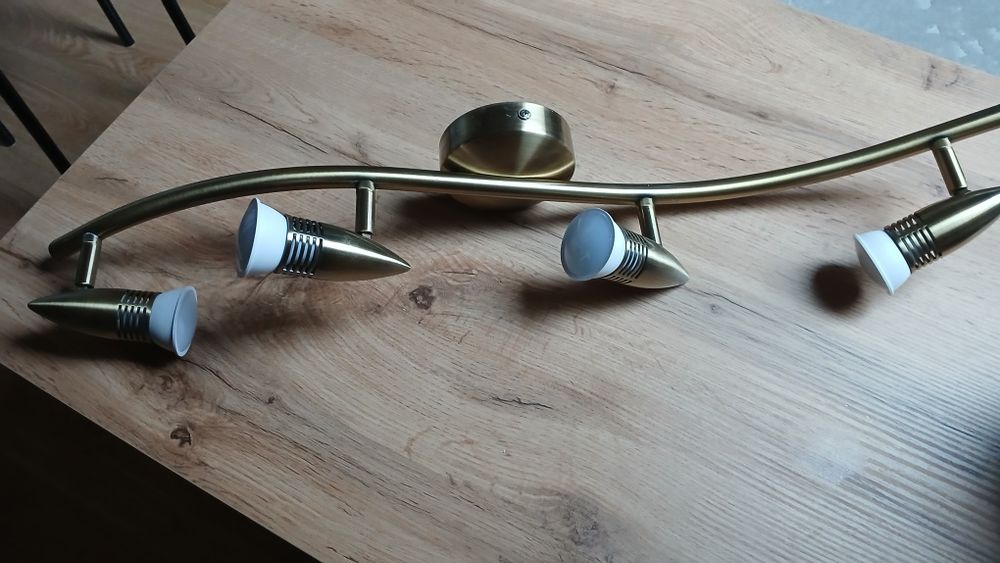Lampa sufitowa z ruchmymi halogenami
