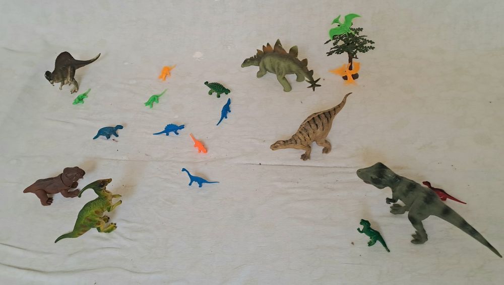 Conjunto de 20 Dinossauros + árvore