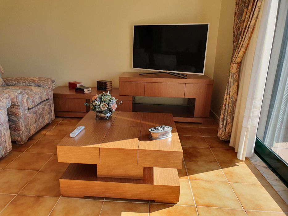 Móvel e mesa de centro em cerejeira