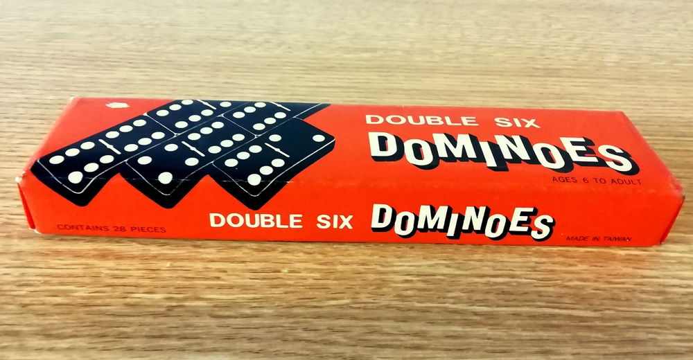 Jogo de Dominó em estojo de cartão selado