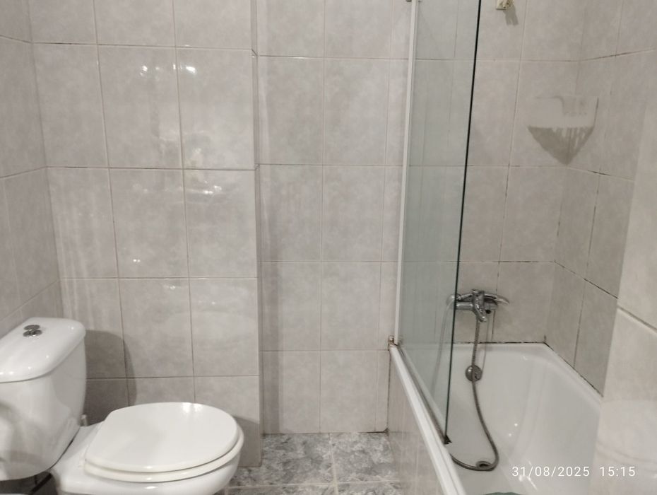 Quarto com cama  de casal, 15 minutos da UM, casa de banho partilhada com um outro inquilino