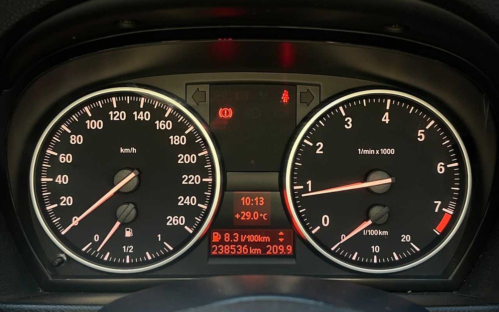 BMW 320 I 2009 року