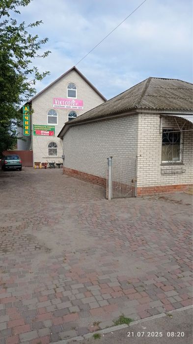 Два магазини чобіток, дачник