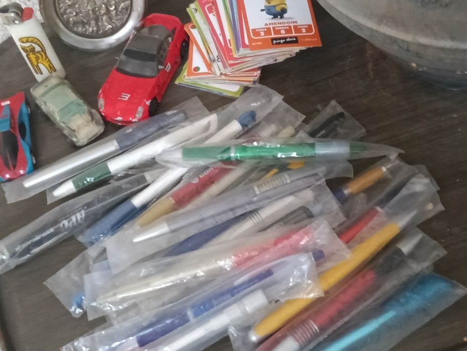 Lote de 22 canetas ainda no plástico