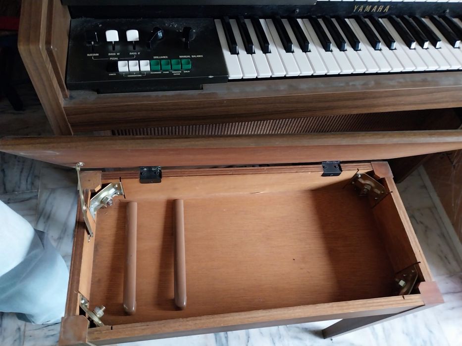 Orgão Yamaha em móvel de teclado duplo modelo B-20BR e sintetizador