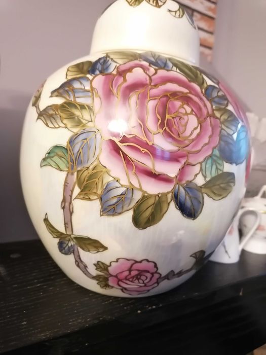 Wazon i amfora z pięknymi różami