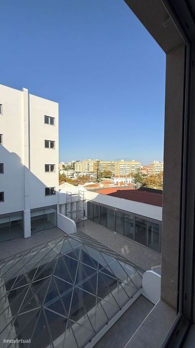 Apartamento T0 com parqueamento e vistas de mar