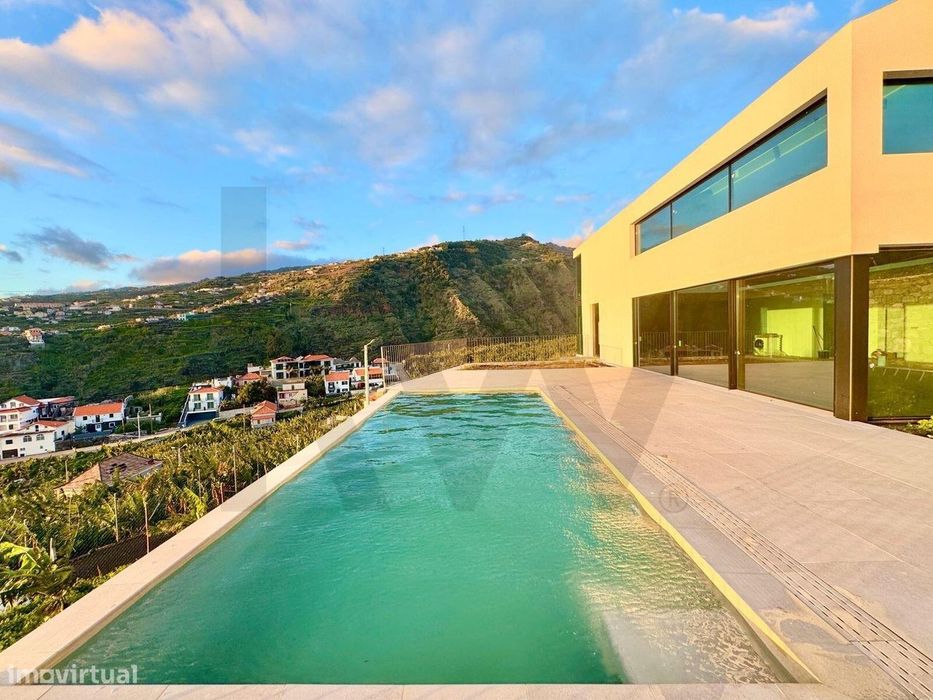 Moradia situada na Ribeira Brava com piscina e vista panorâmica para o