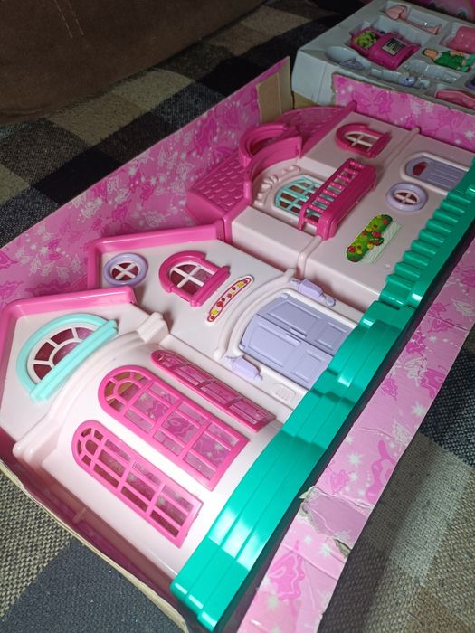 Іграшковий дім для кукол