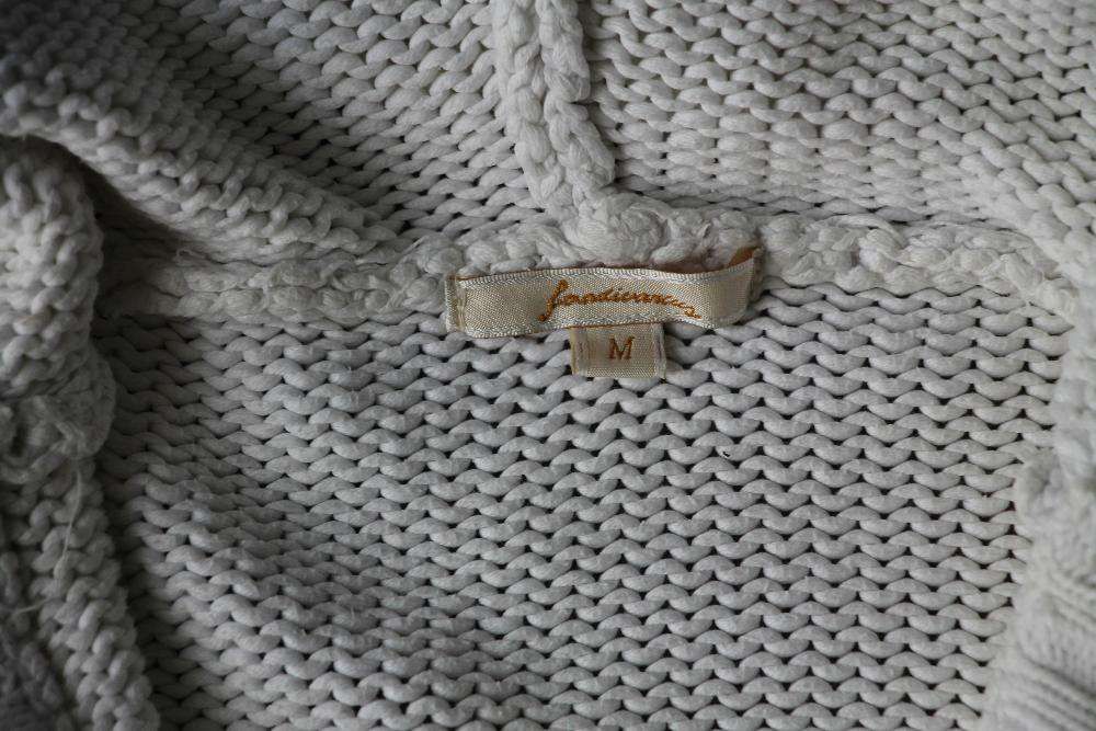 Casaco branco malha com capuz