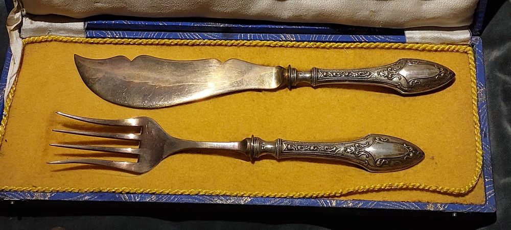 salvas e trinchantes em prata contrastados