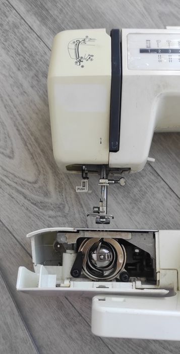 Máquina de costura marca Lervia KH4001