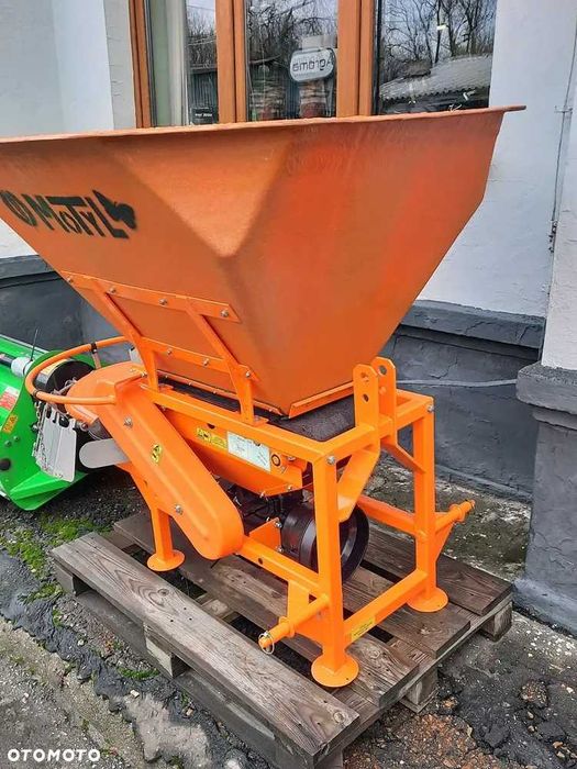 Rozsiewacz MOTYL POM Augustów piaskarka posypywarka solarka piasku sól