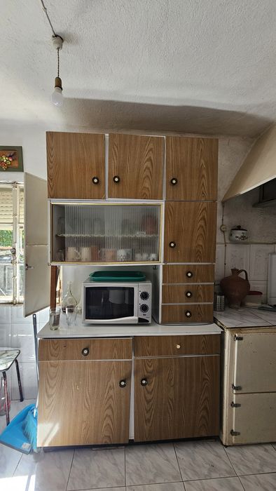 Armário de cozinha antigo com bastante arrumação