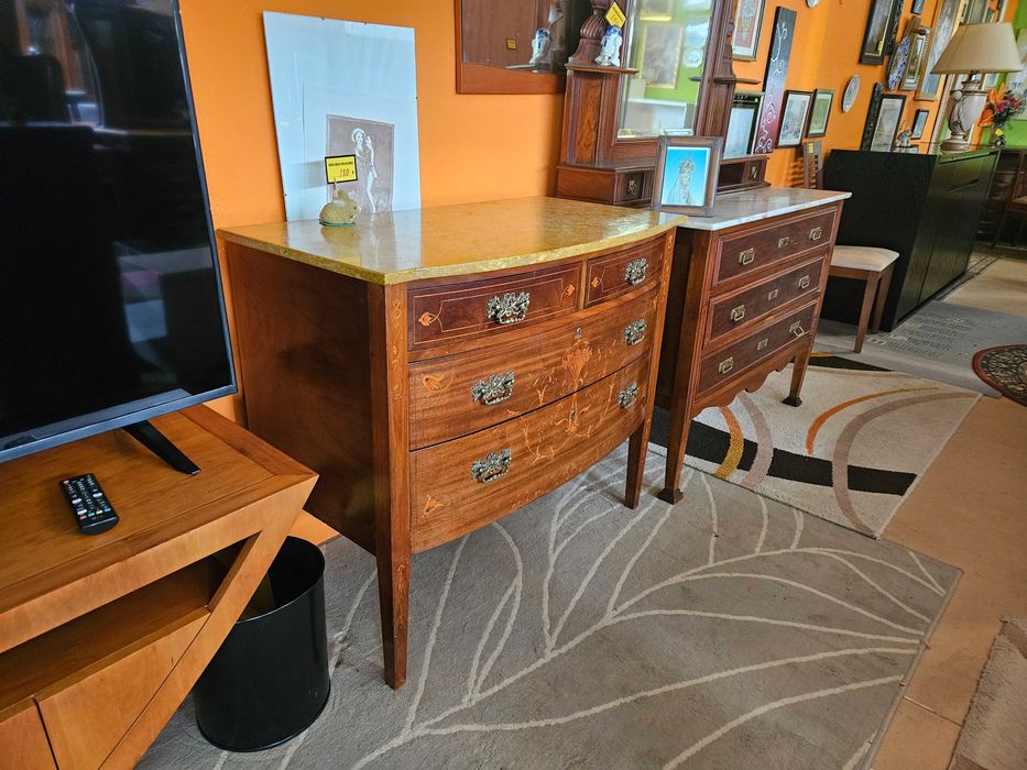 Cómoda antiga estilo D. Maria em madeira com tampo em pedr