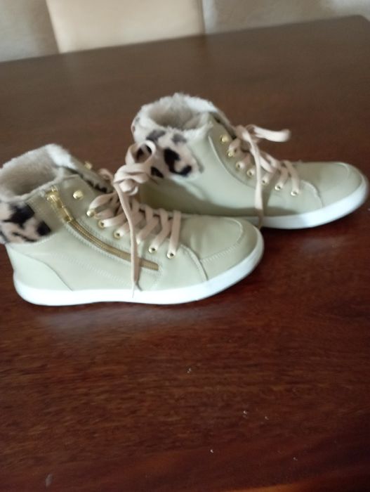 Botas tênis forradas com pêlo