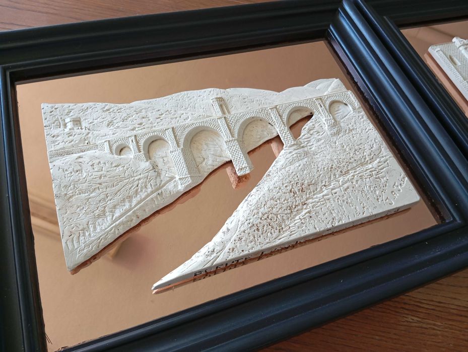 2 quadros em alto relevo com motivos em gesso