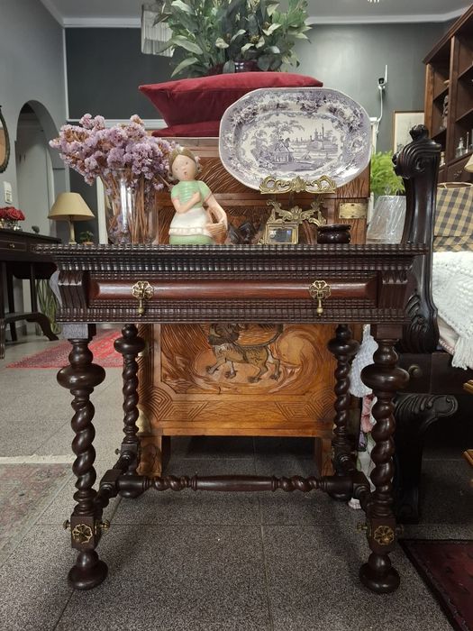 Mesinha de apoio antiga em madeira maciça.