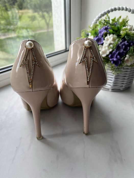 Бежеві туфлі 37 розміру