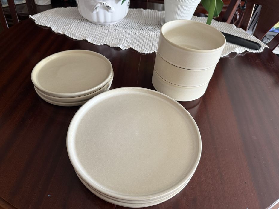 Conjunto de pratos de cerâmica