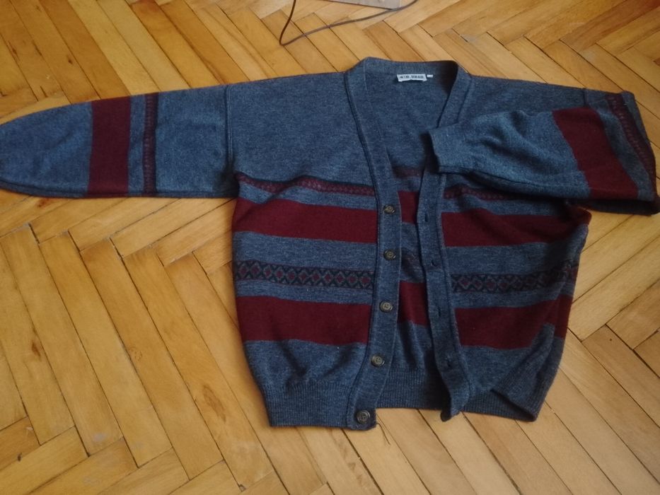 Продам теплий кардиган , сірий , з червоно-зеленим візерунком.