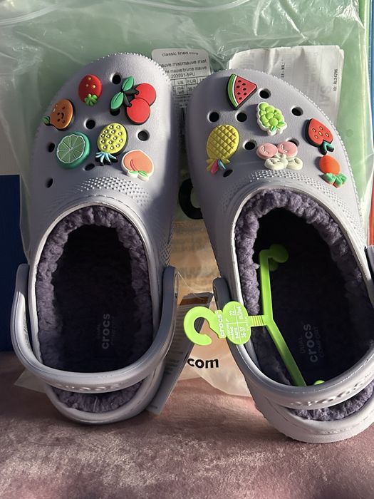 Chodaki Crocs liliowe z futerkiem i owocowymi przypinkami , 36/37