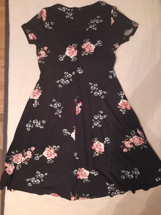 Ładna sukienka czarna w kwiatki