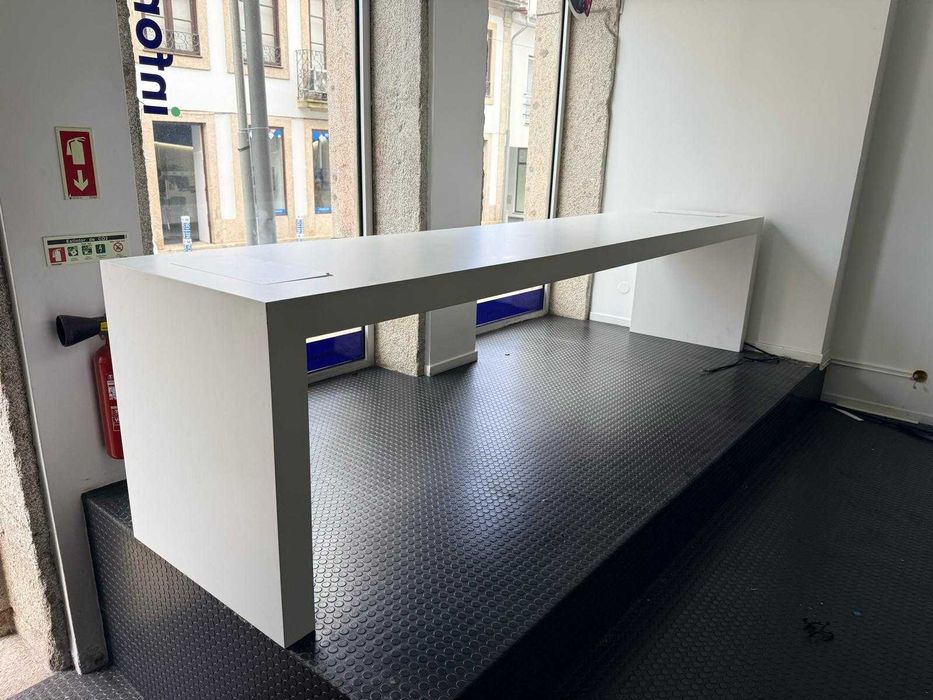 Mesa de escritório c/ tomadas embutidas