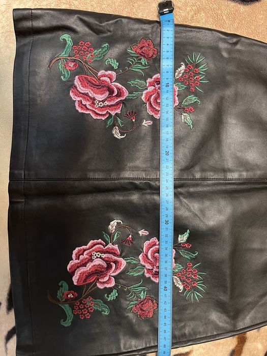 Спідниця з принтом з еко-шкіри