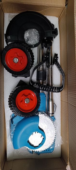 Газонокосарка, триммер з колесами та акумулятором.