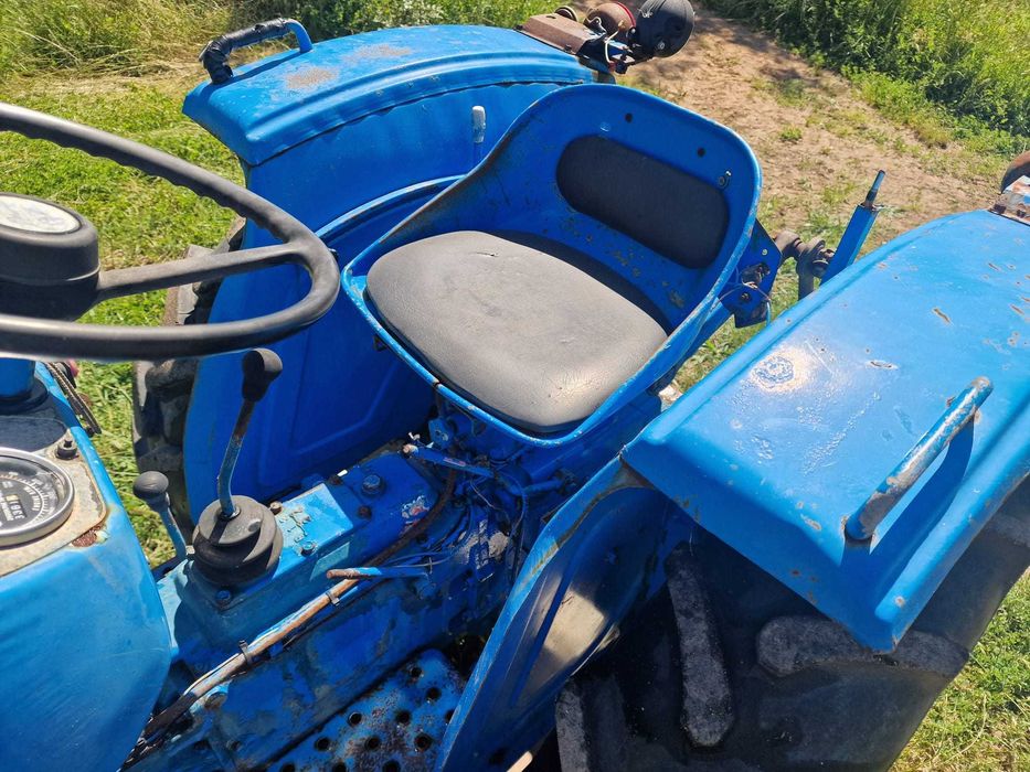 Trator Hinomoto E250D matriculado - Motor de 3 cilindros