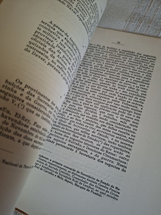 Dois livros de António Cabreira - Conde de Lagos  Graduações Militares