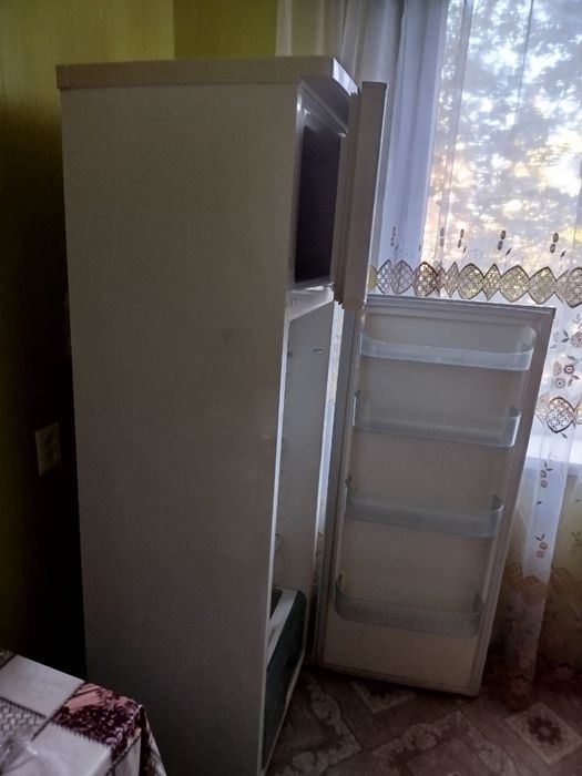 Холодильник Rincones двухкамерный, рабочий