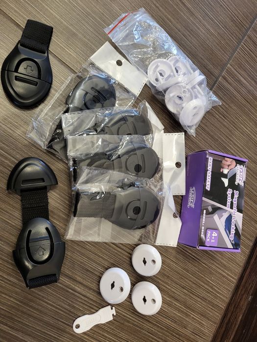 Blokady dziecięce. Zabezpieczenia gniazdek, szafek. Duży komplet.