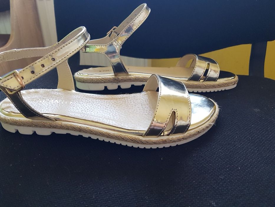 Босоножки кожаные