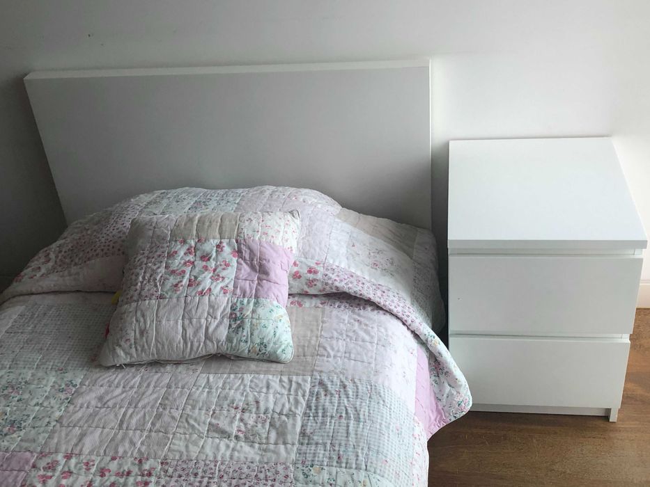 cama solteiro e mesa de cabeceira IKEA modelo MALM branco