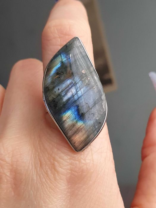 Anel ajustável com labradorite azul e multicolor, pedra natural