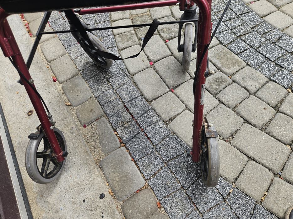Chodzik, balkonik dla starszej osoby.