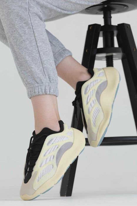 Унисекс кроссовки Adidas Yeezy Boost 700 V3 кросівки адидас изи 700 в3