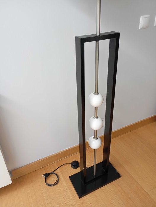 Candeeiro de pé branco e preto