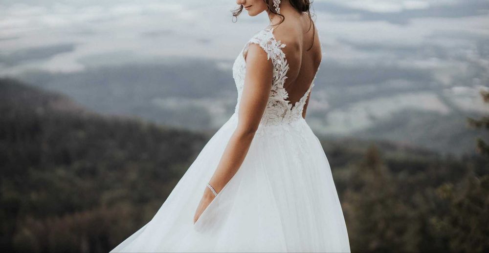 Suknia ślubna z koronką kolor Ivory rozm. 34/36 z wyciętymi plecami