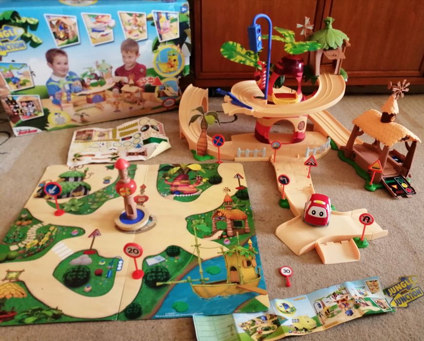 Pista da Disney jungle com um carro/casa/com caixa/brinquedo