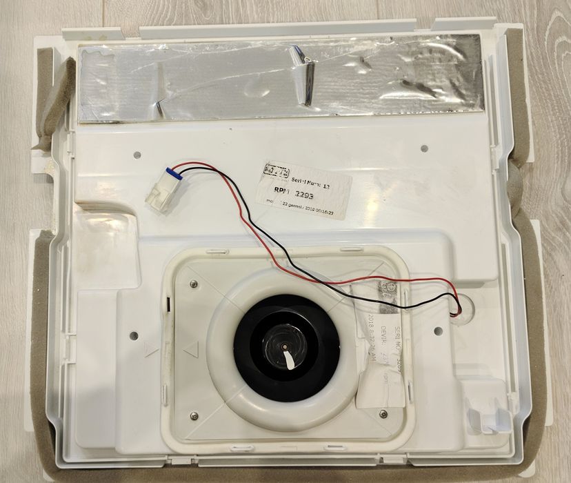 Кришка випарника з вентилятором для холодильника whirlpool. Під ремонт