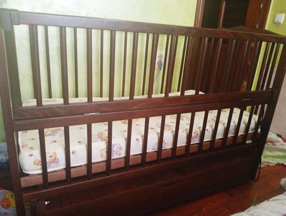 Продам дитяче  ліжечко маятник з матрацом +мобіль до ліжечка в подарунок