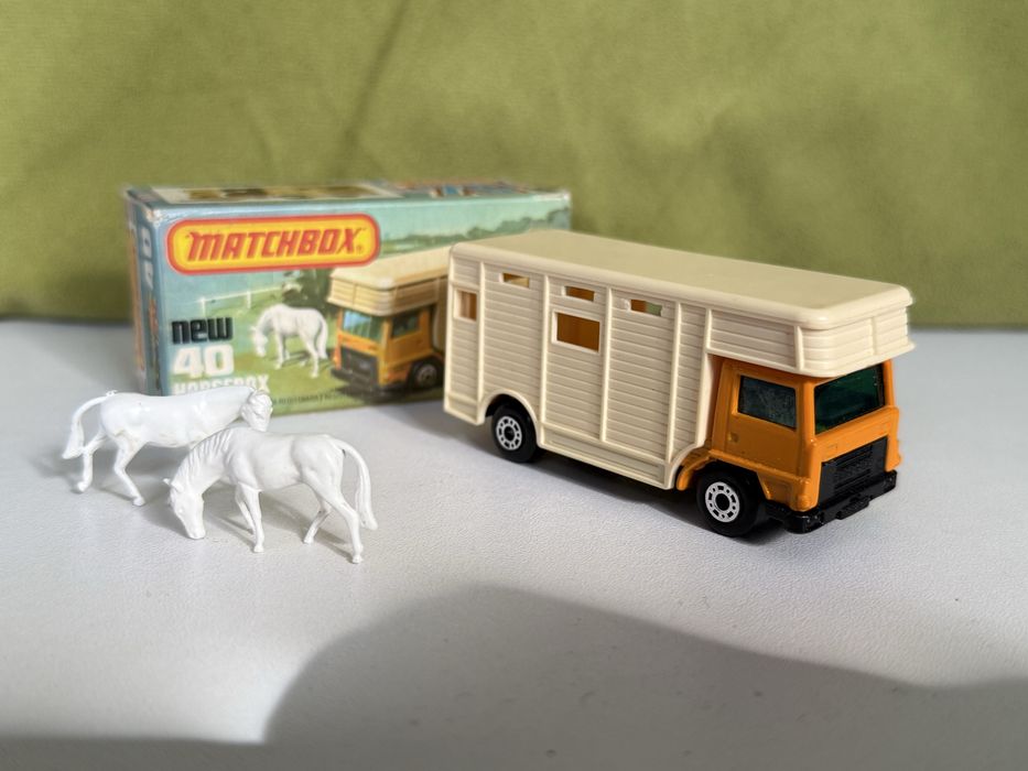 Matchbox Horsebox z końmi