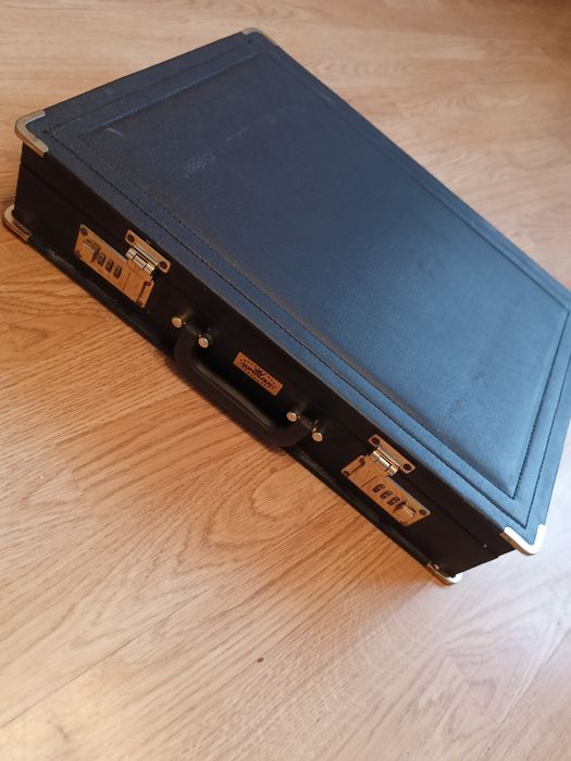 Duża twarda walizka neseser