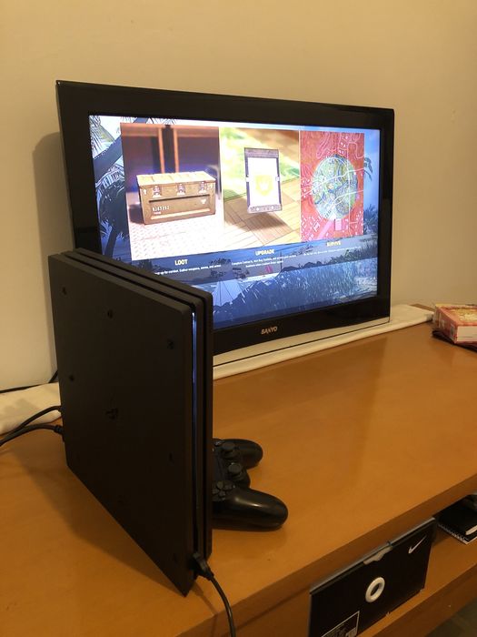 PlayStation 4 de um terá  usada mas conservada !!