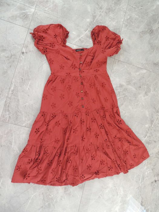 śliczna kobieca elegancka midi sukienka na lato ażurowa haft S