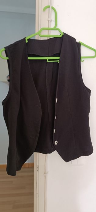 Colete preto com botões bege tamanho M. Novo. Marca Shein