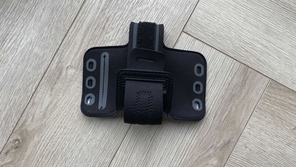 Opaska etui na ramię do telefonu Spigen uniwersalna A700